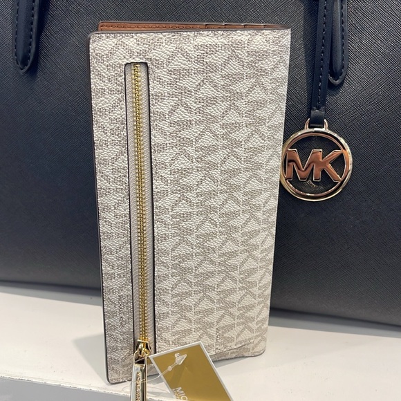 Michael Kors Reed Large Bifold Signature Snap Wallet Card Case 
Vanilla 
NWT - Picture 8 of 16